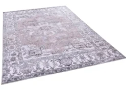 Klassischer Teppich mit schönen Ornamenten