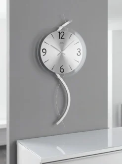 Klassische Wanduhr