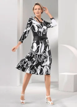 Kleid in schwingender Form