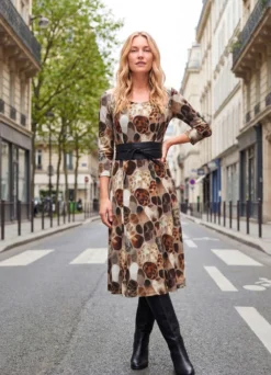 Kleid in schwingender Form