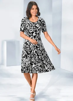 Kleid in schwingender Form