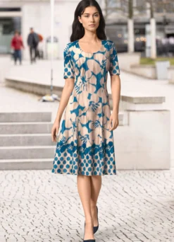 Kleid in schwingender Schlupfform