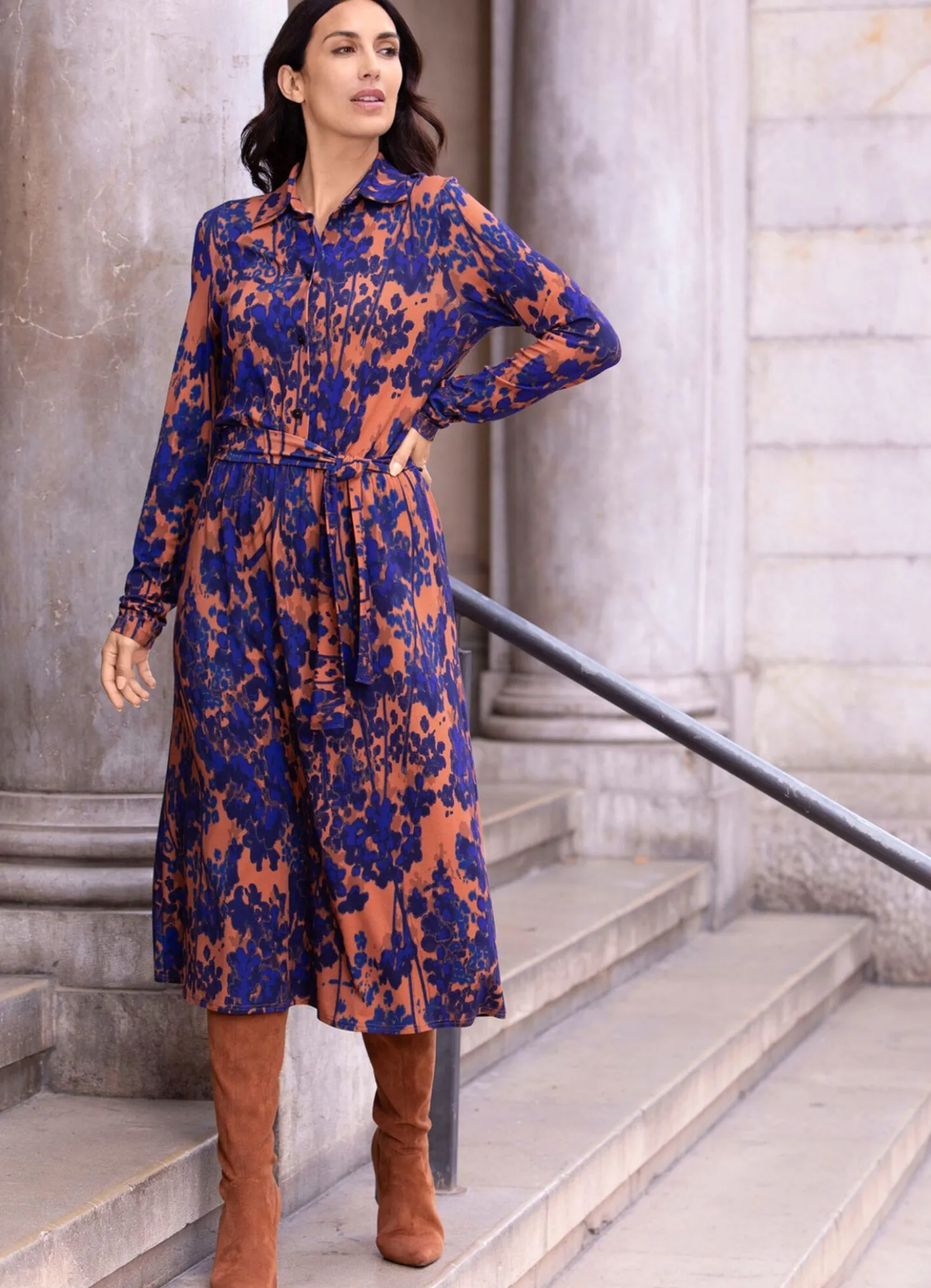 Kleid mit Bindegürtel