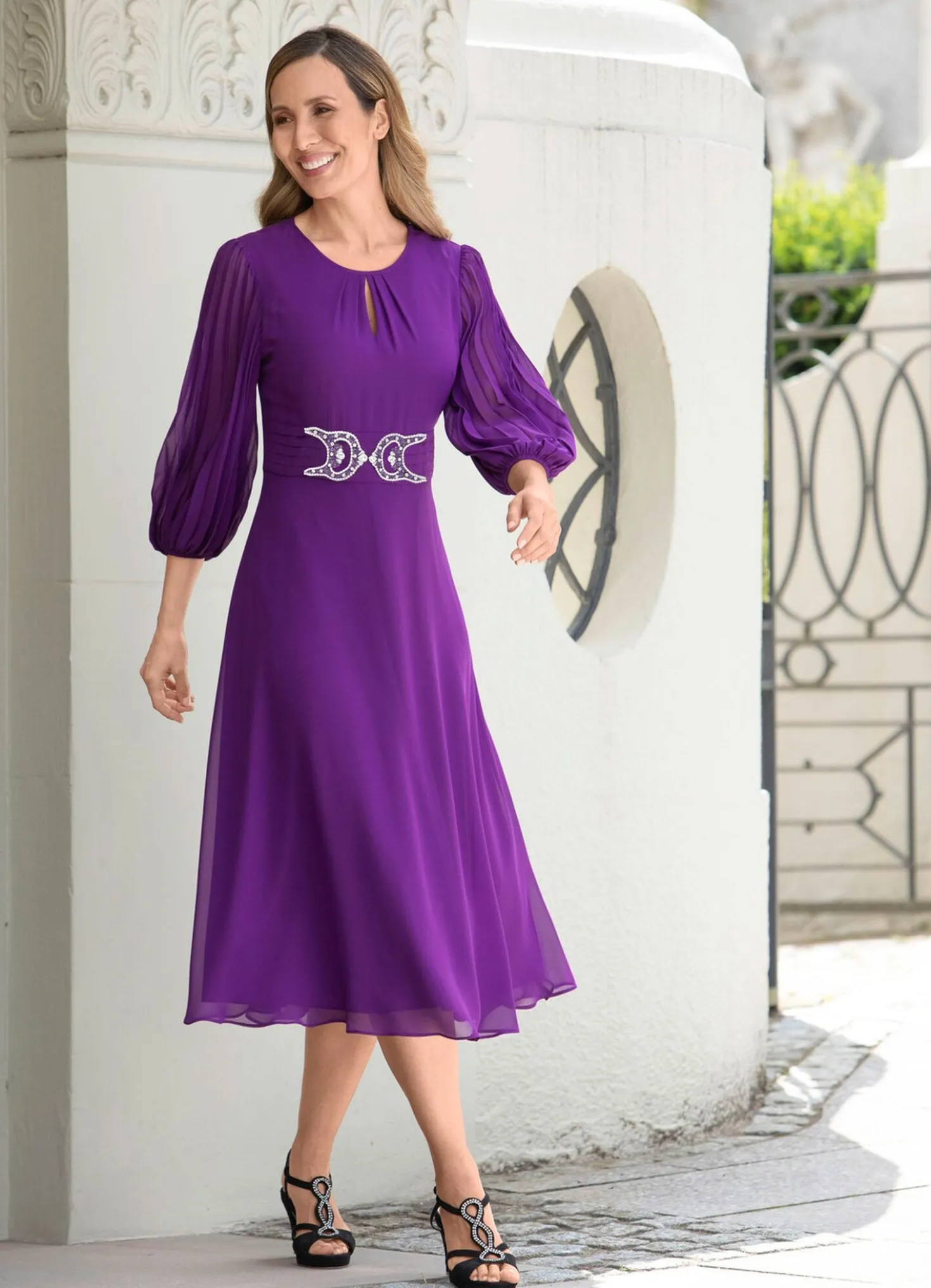 Kleid mit funkelnder Schmuckstein-Applikation