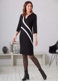 Kleid mit Kontrasteinsätzen