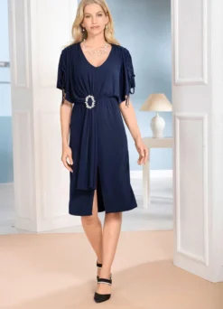 Kleid mit Schmuckspange