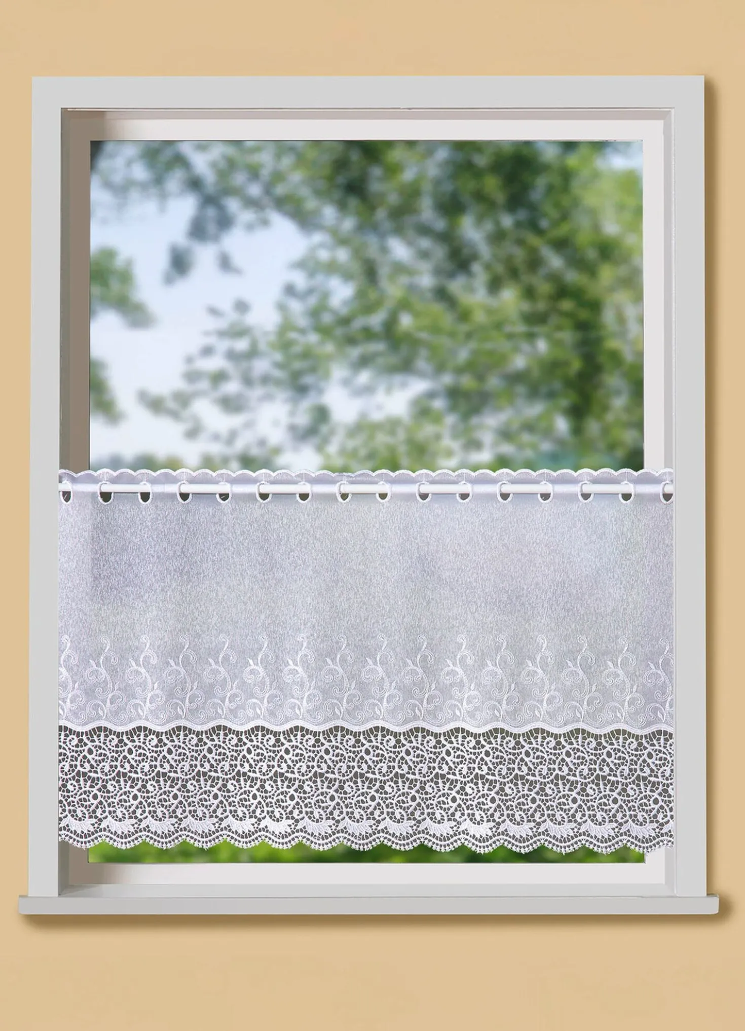 Kleinfenster-Store mit gebogtem Macramé-Abschluss