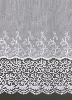Kleinfenster-Store mit gebogtem Macramé-Abschluss