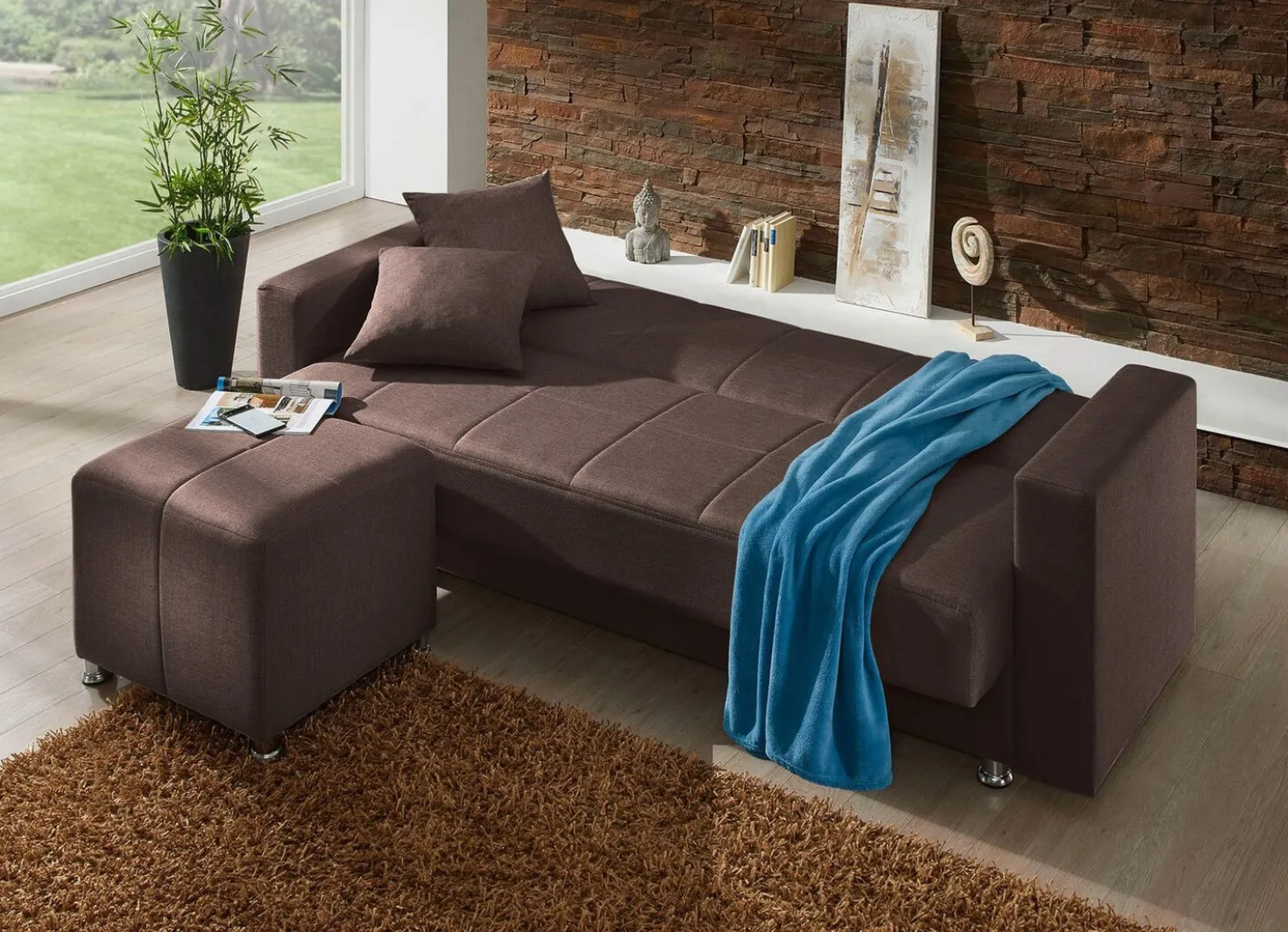 Klick-Klack-Sofa mit Hocker und Dekokissen