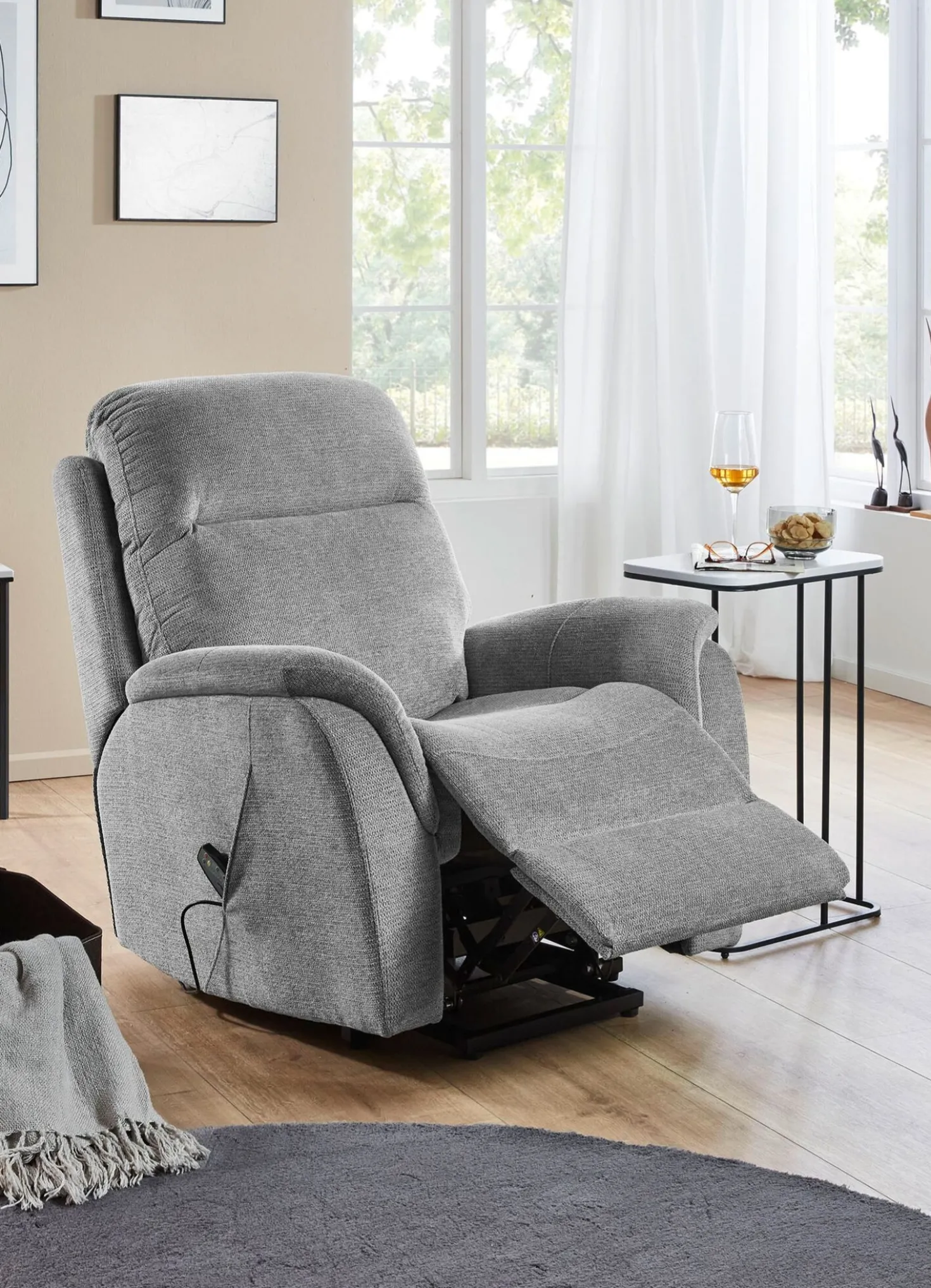 Komfortabler Massagesessel mit Aufstehhilfe