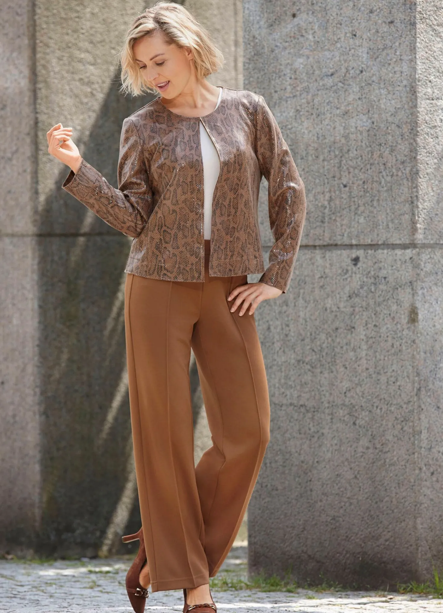 Kurzjacke mit trendstarkem Reptildessin