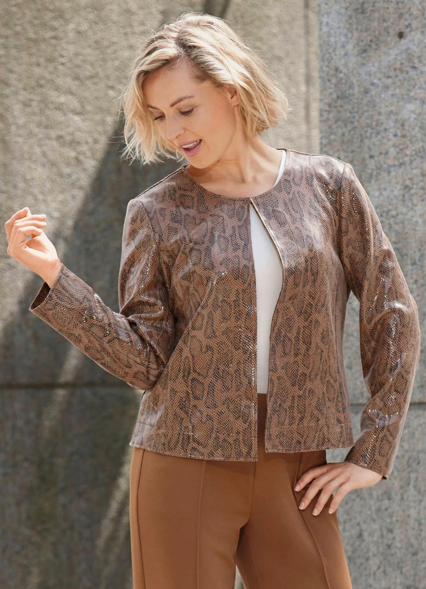 Kurzjacke mit trendstarkem Reptildessin