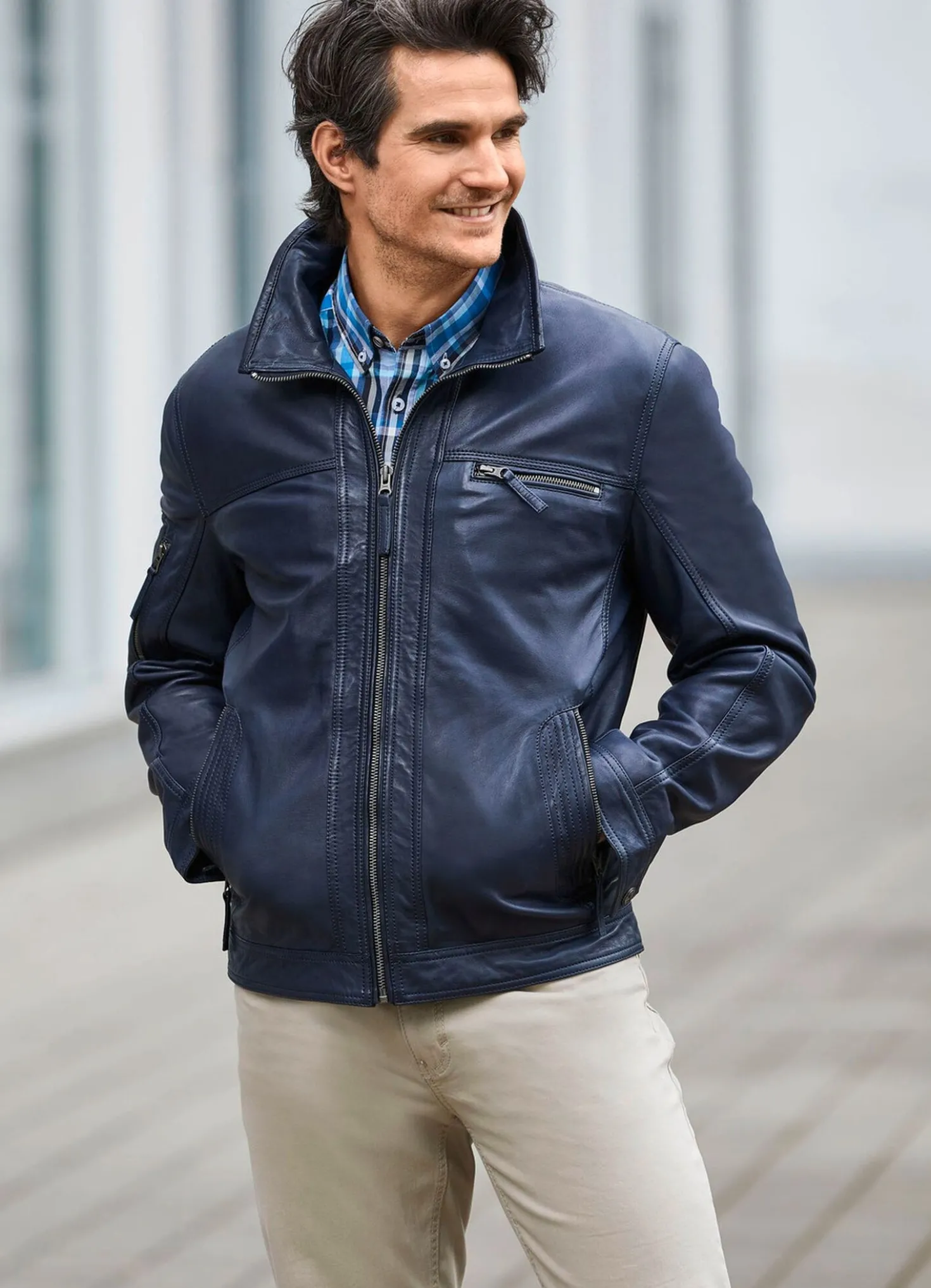 Lederkurzjacke mit verstellbarem Ärmelbund
