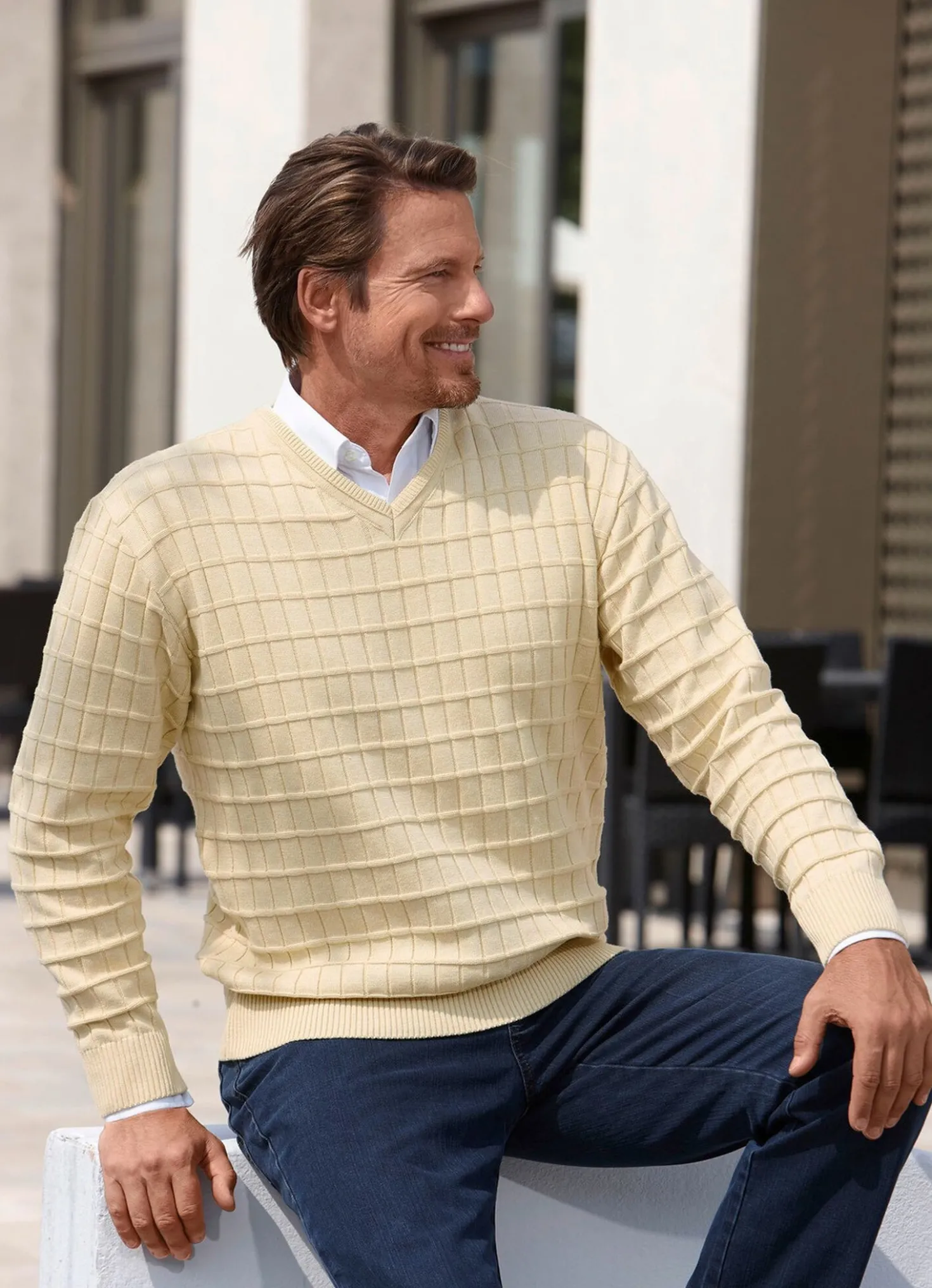 Legerer V-Pullover mit Strukturdessin
