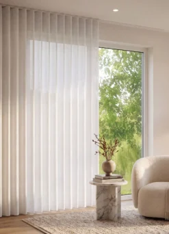 Leicht transparenter Store mit Automatikfaltenband