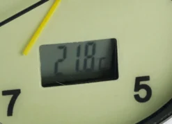 Leuchtender Wecker mit digitaler Raumtemperaturanzeige