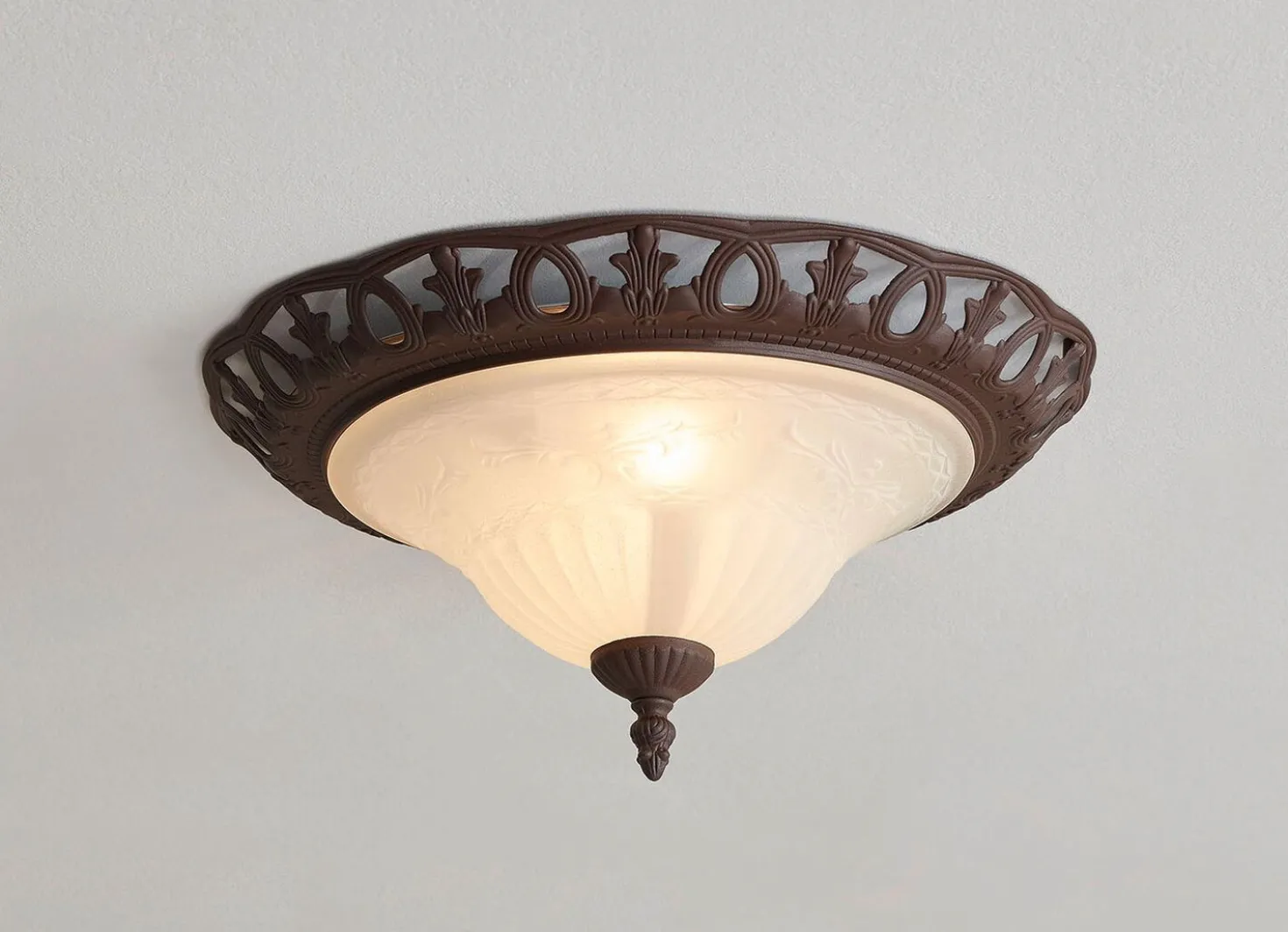 Leuchtenserie aus Metall mit Glasschirmen
