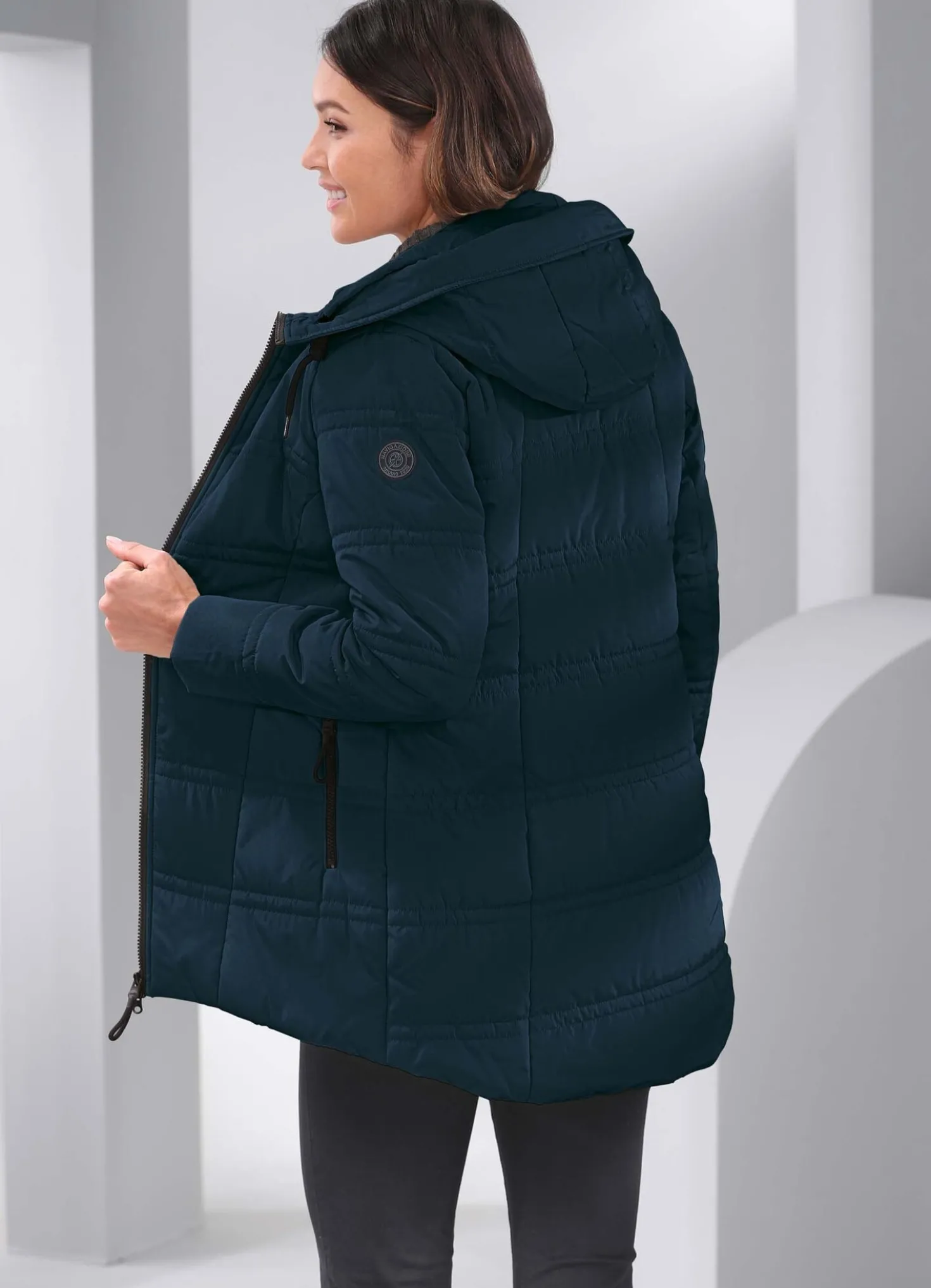 Longjacke mit verlängertem, abgerundetem Rückteil