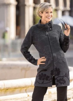 Long-Strickjacke mit Cloqué-Effekten