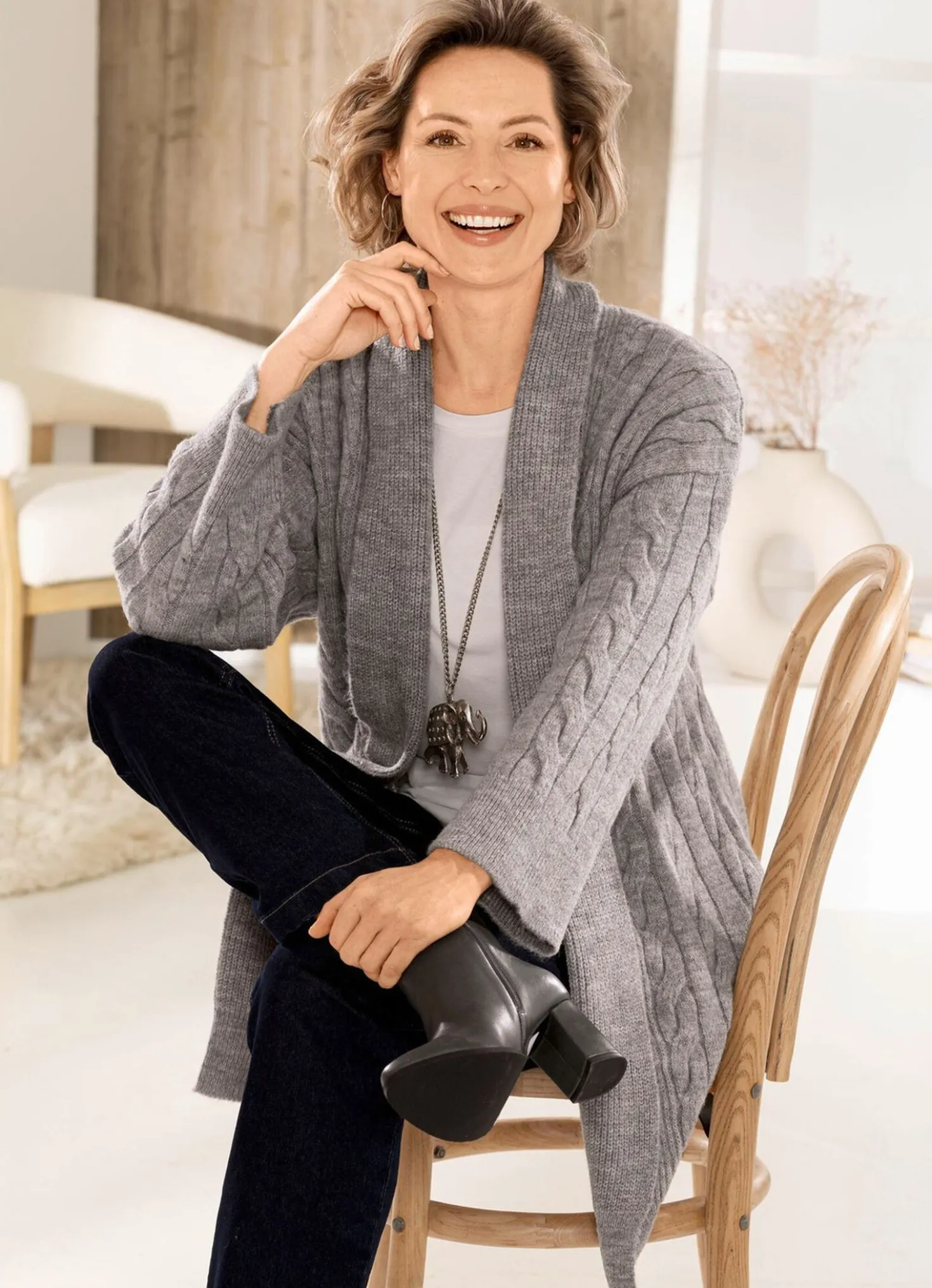 Long-Strickjacke mit Zopfmuster