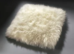 Merino-Lammfell-Sitzauflage in Tierform