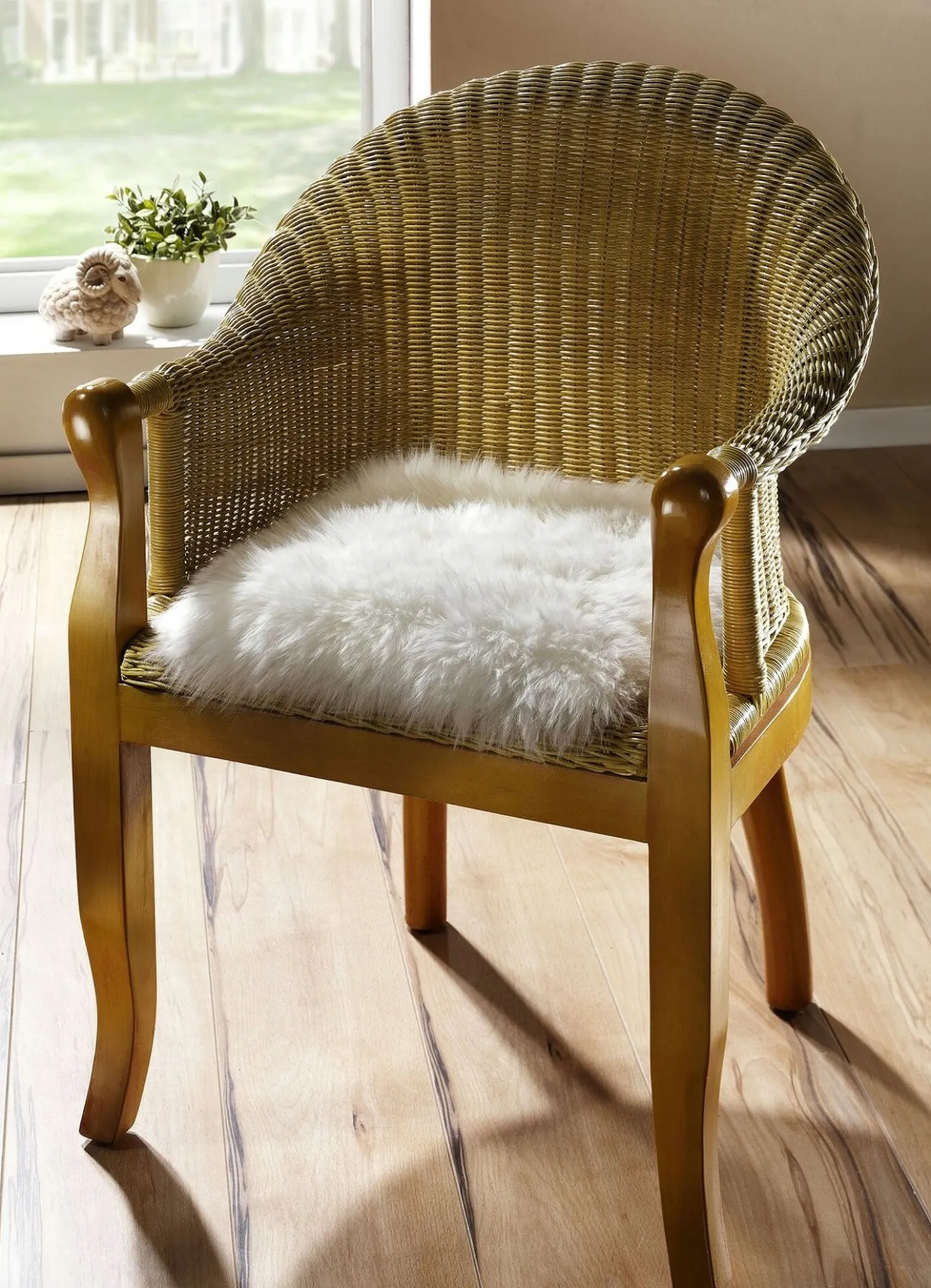 Merino-Lammfell-Sitzauflage in Tierform