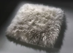 Merino-Lammfell-Sitzauflage in Tierform