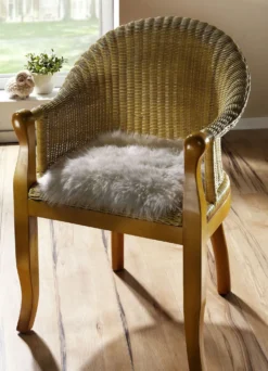Merino-Lammfell-Sitzauflage in Tierform