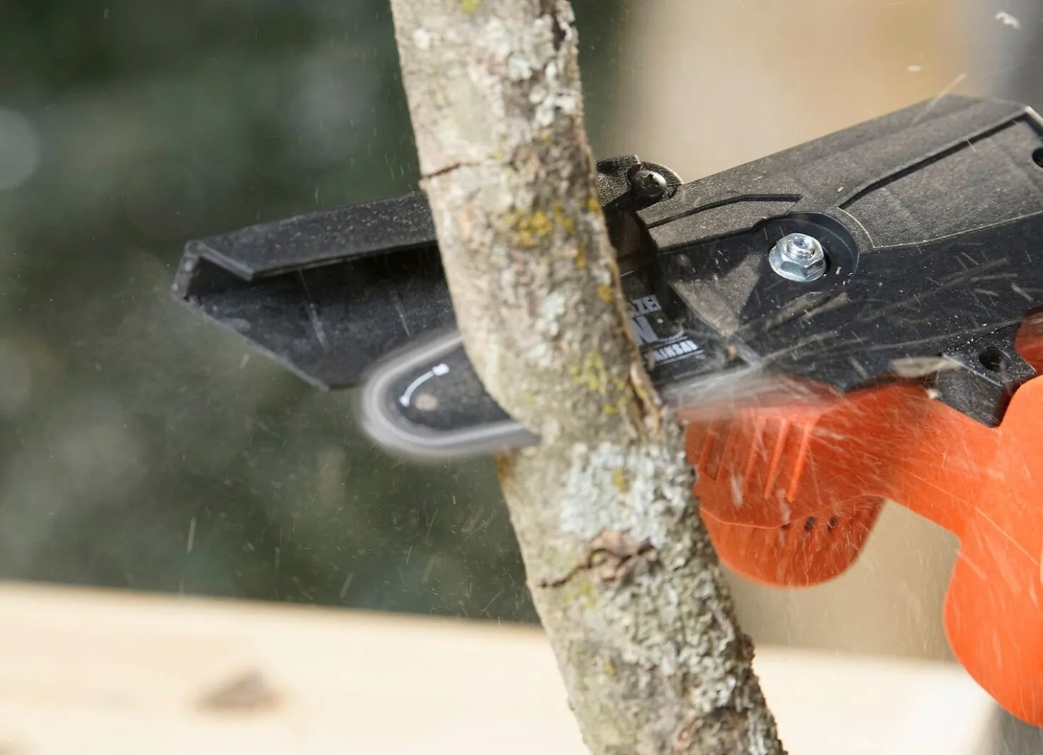 Mini-Akku-Kettensäge „Rotorazer"