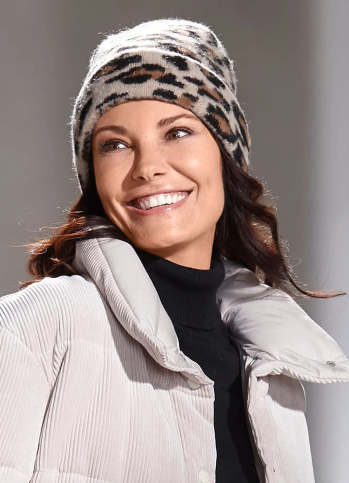 Moderne Damen-Mütze, im Leo-Design