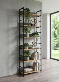 Modernes Regal mit stabilem Metallgestell