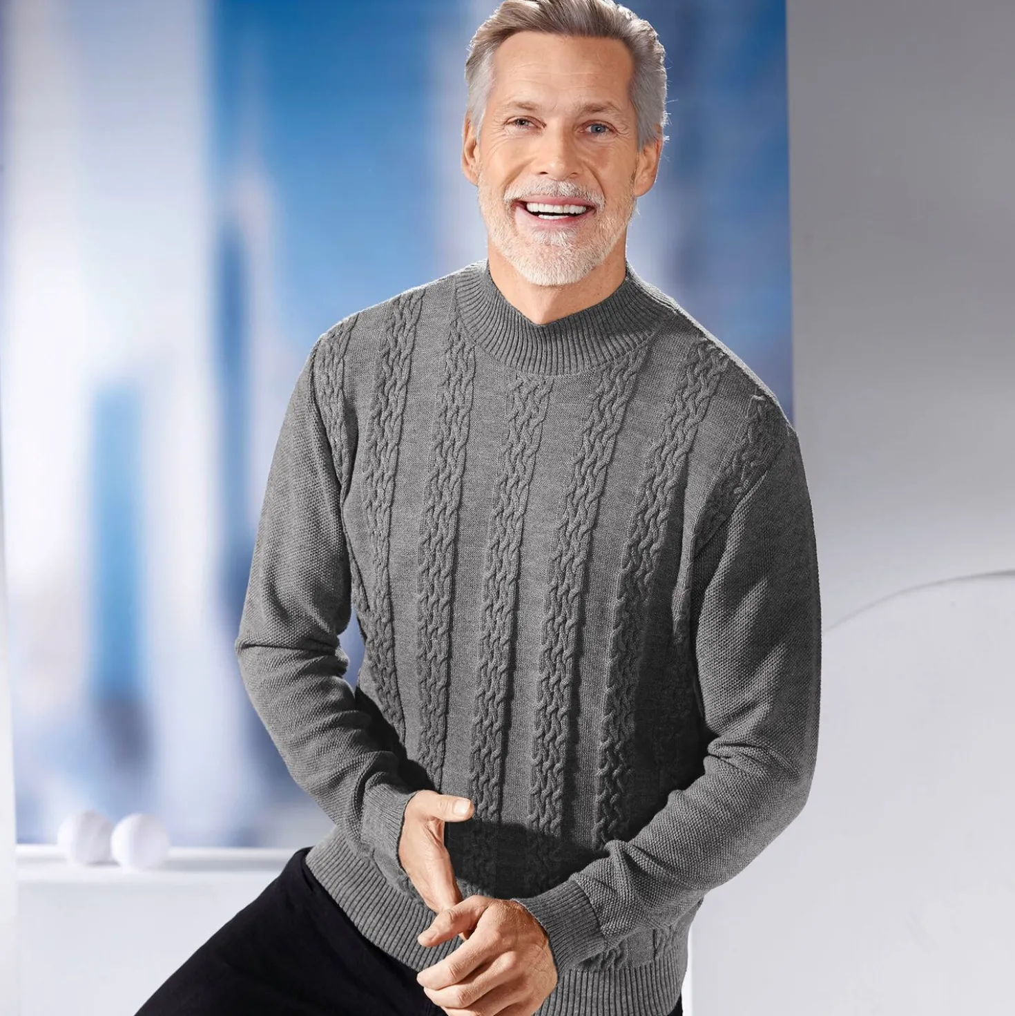Modischer Pullover mit Stehkragen