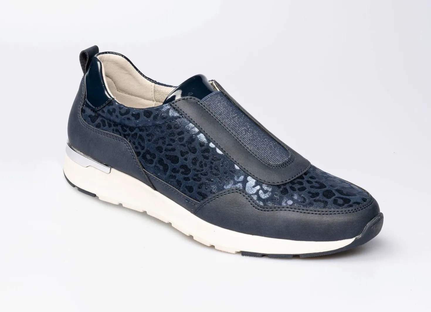 Modischer Stretch-Sneaker im Leo-Look