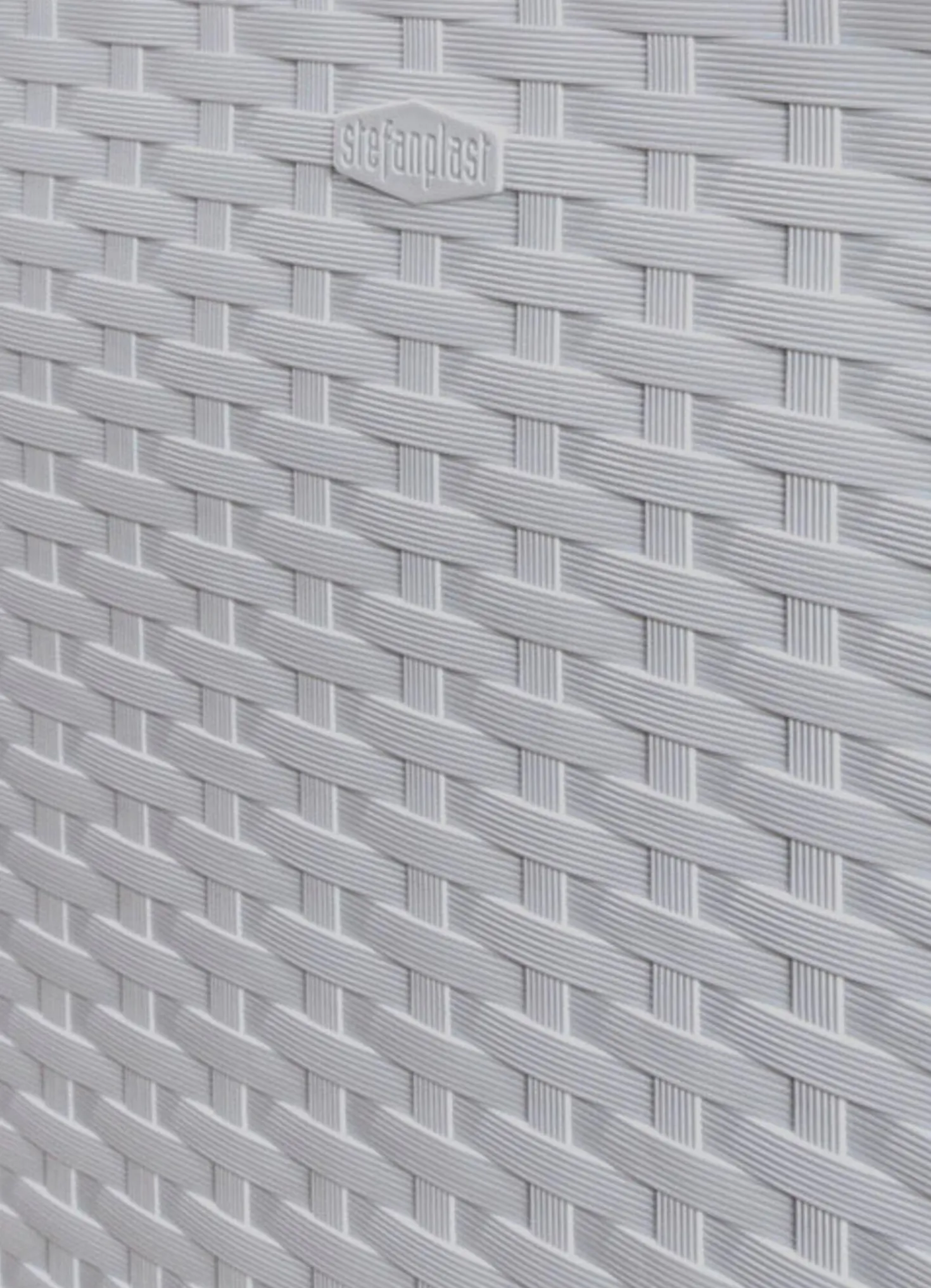 Pflanzkasten in moderner Rattan-Optik