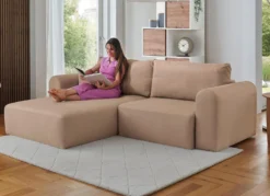 Polsterecke mit Bettfunktion und Dekokissen