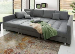 Polstermöbel mit Hocker und Kissen