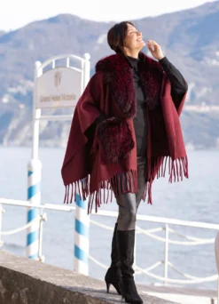 Poncho mit Häkchenverschluss