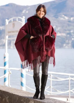 Poncho mit Häkchenverschluss