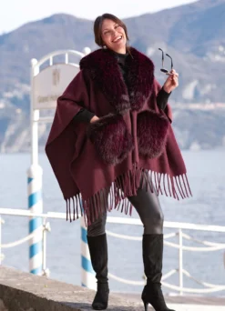 Poncho mit Häkchenverschluss