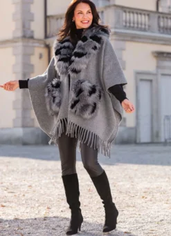 Poncho mit Häkchenverschluss