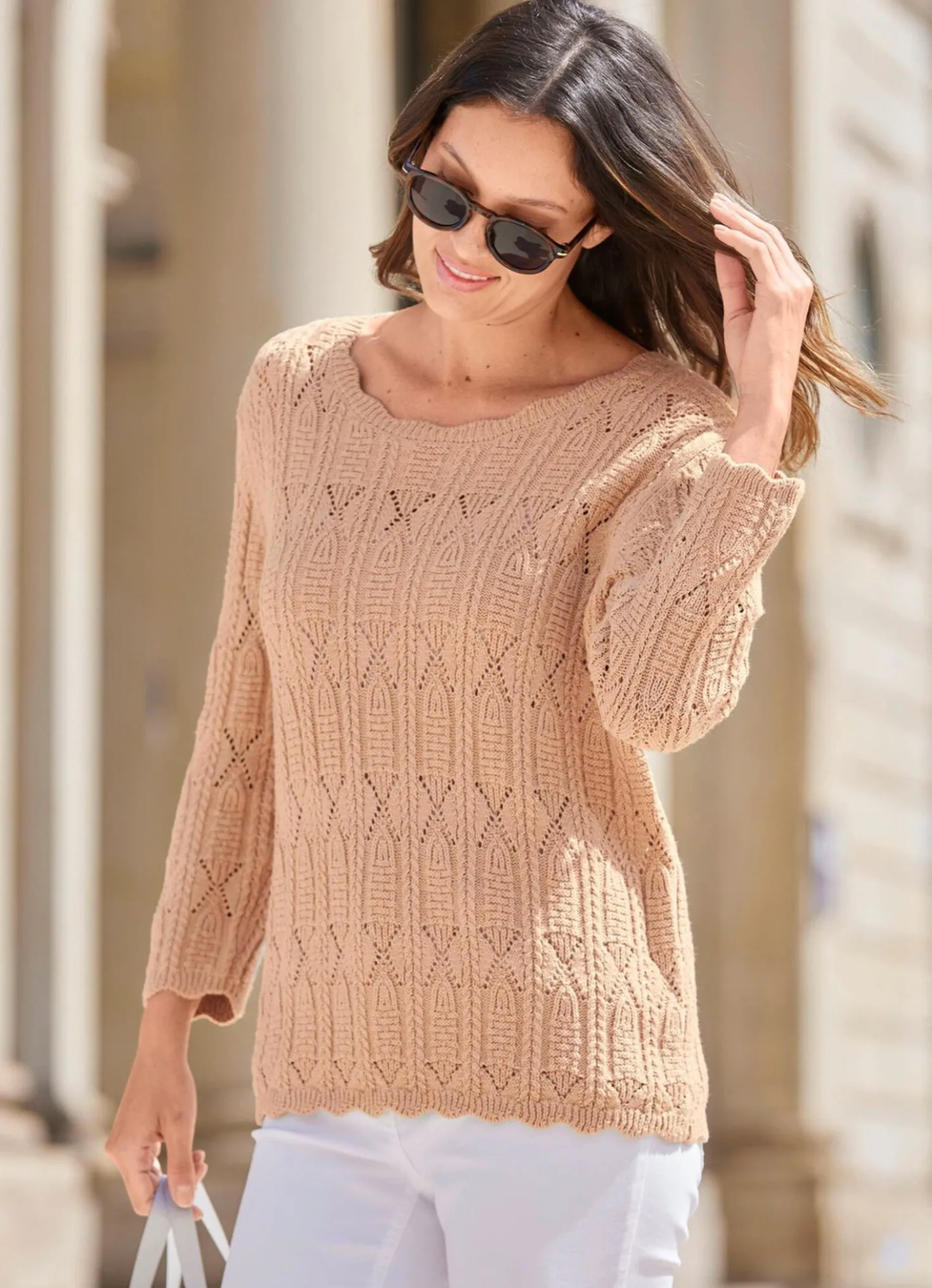 Pullover im Mustermix und mit Wellenabschlüssen