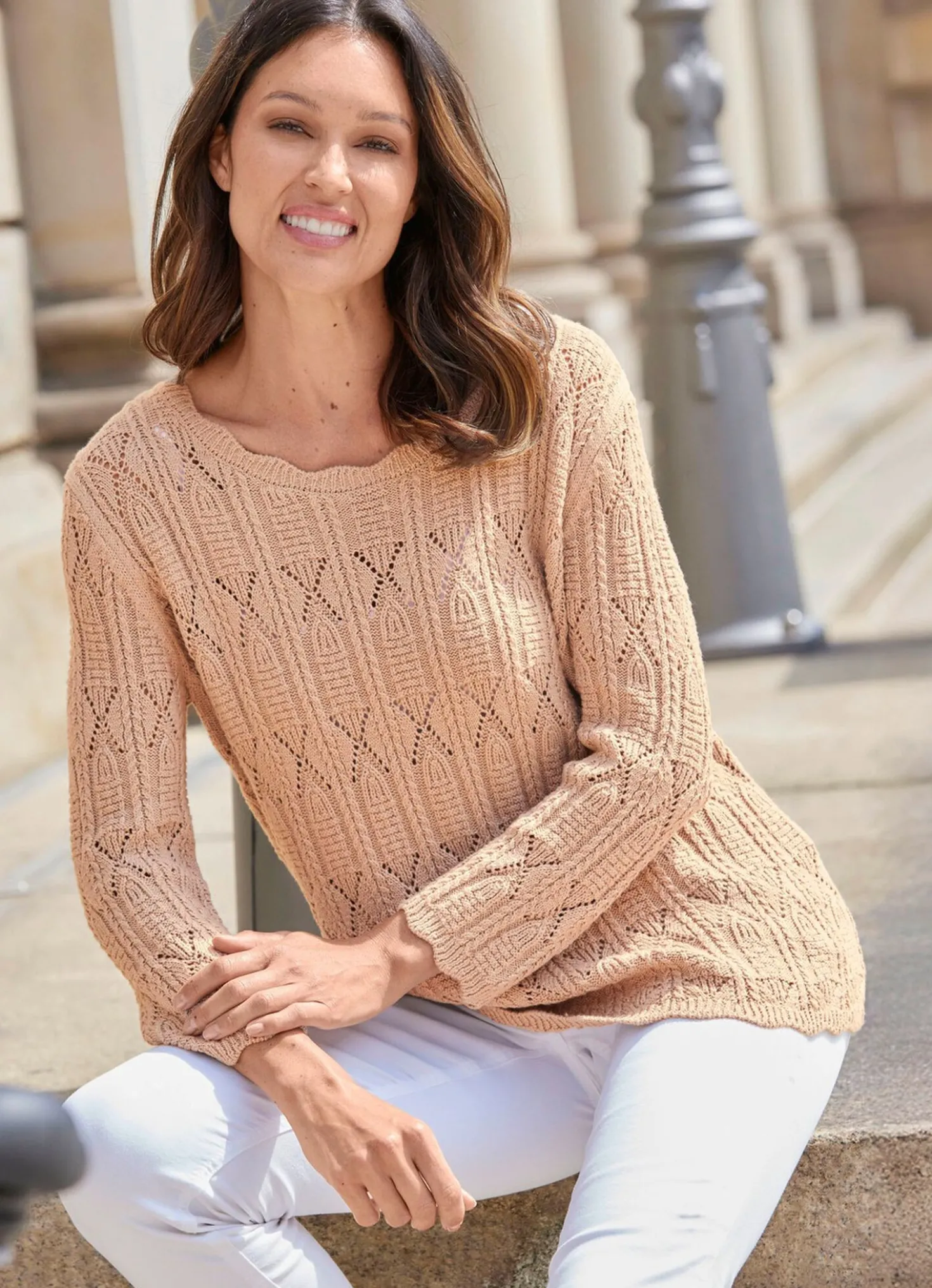 Pullover im Mustermix und mit Wellenabschlüssen