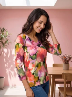 Pullover in floralem Feinstrick