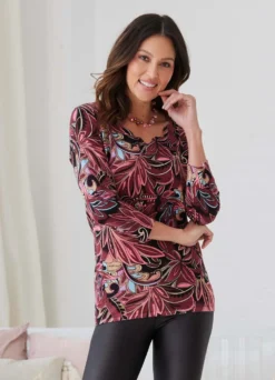 Pullover mit dekorativem Halsausschnitt