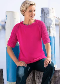 Pullover mit dekorativem Halsausschnitt