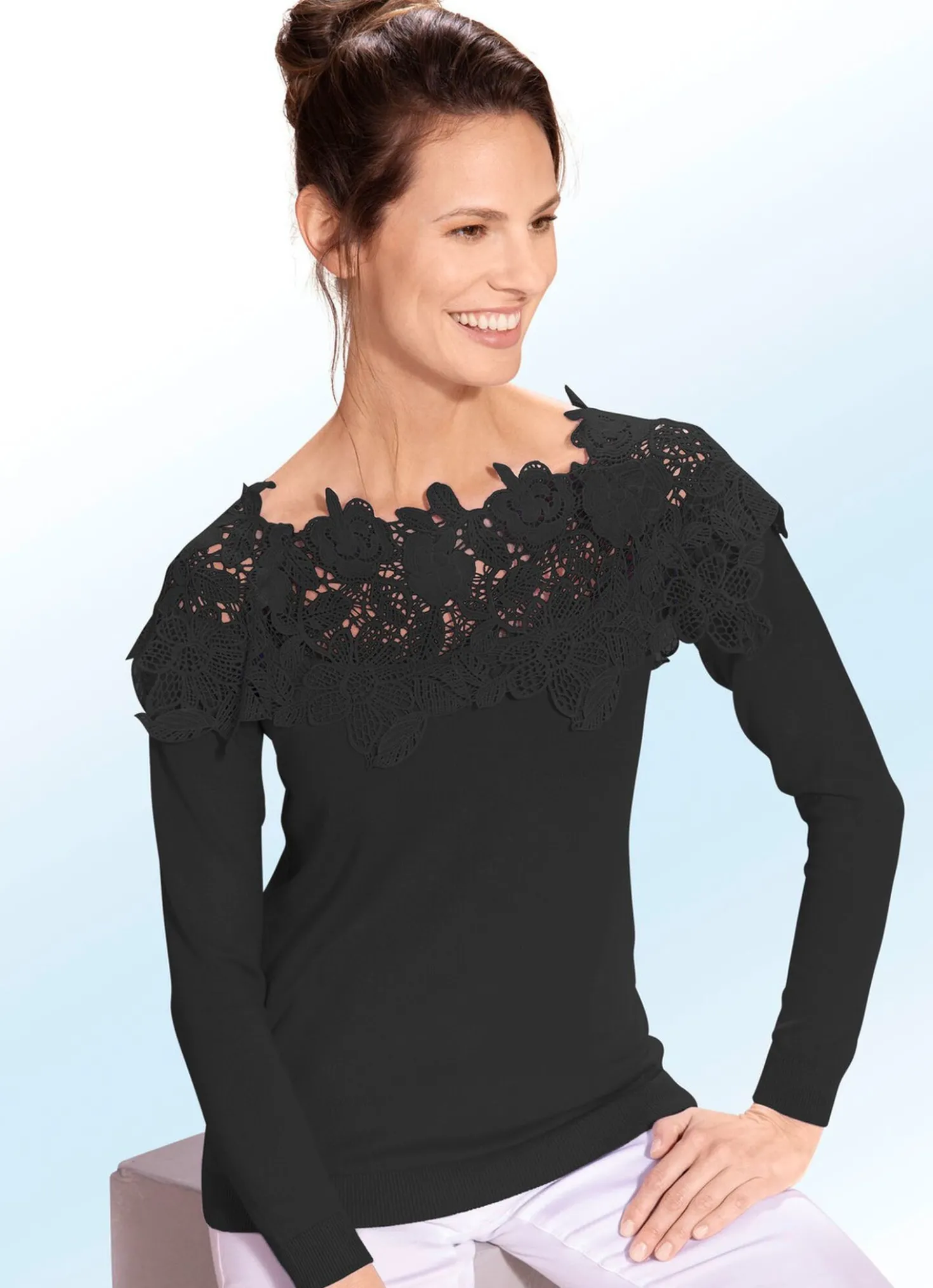 Pullover mit edlem Spitzenbesatz