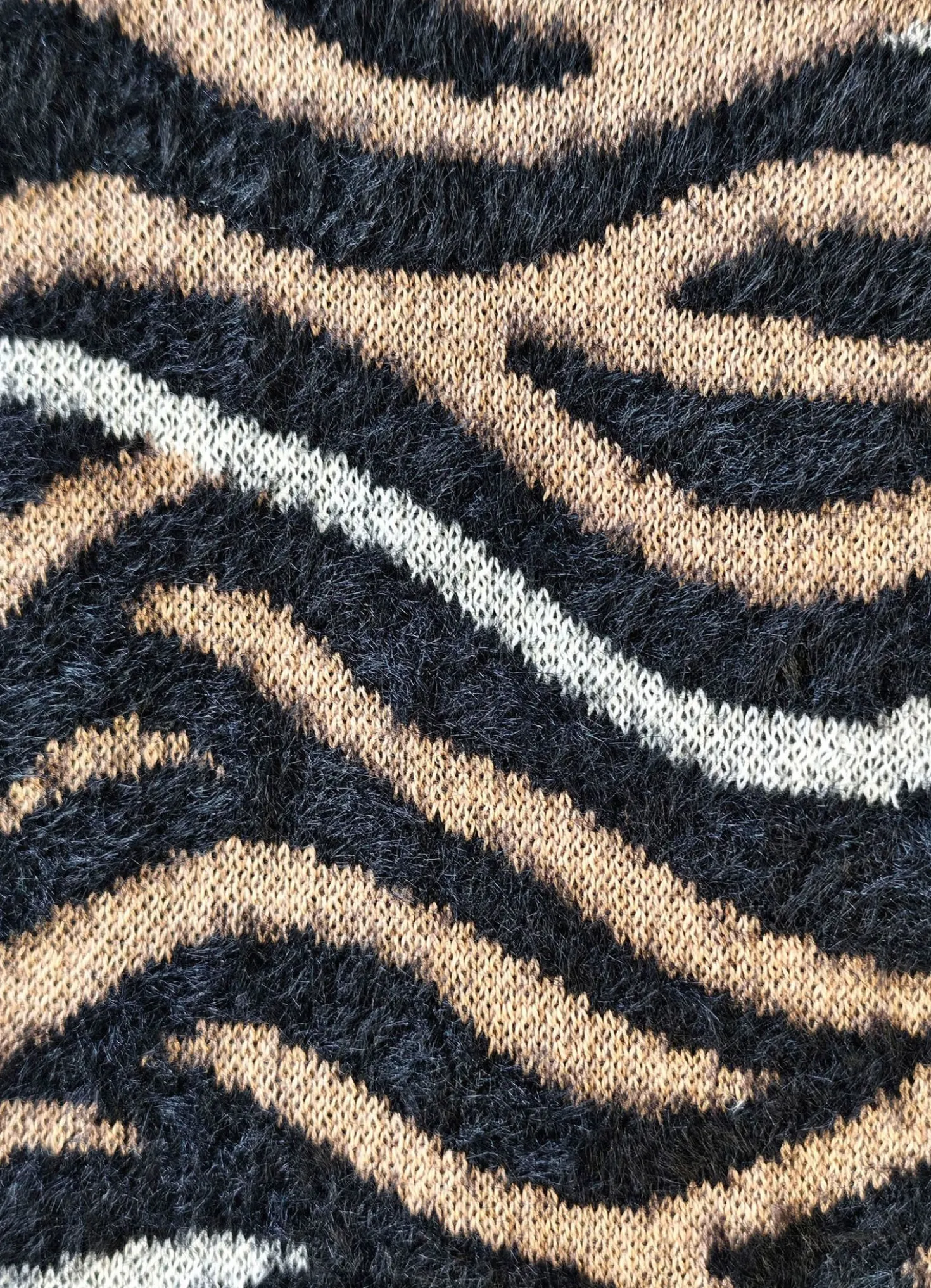 Pullover mit haarigem Effektgarn