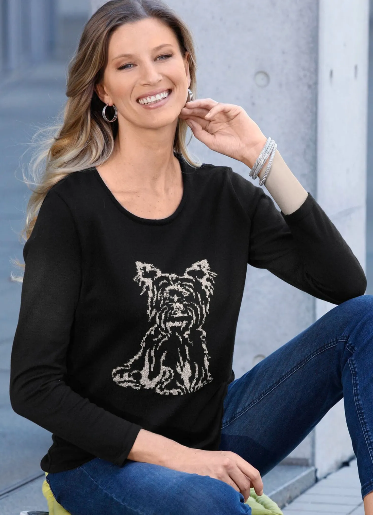 Pullover mit Hund aus Bouclégarn