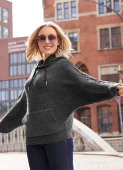 Pullover mit Kapuze und in Fledermausform