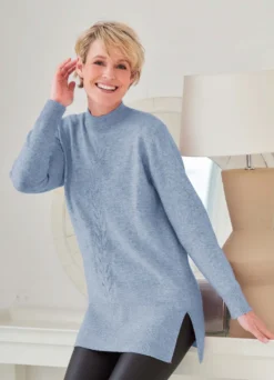 Pullover mit streckendem Zopfmuster